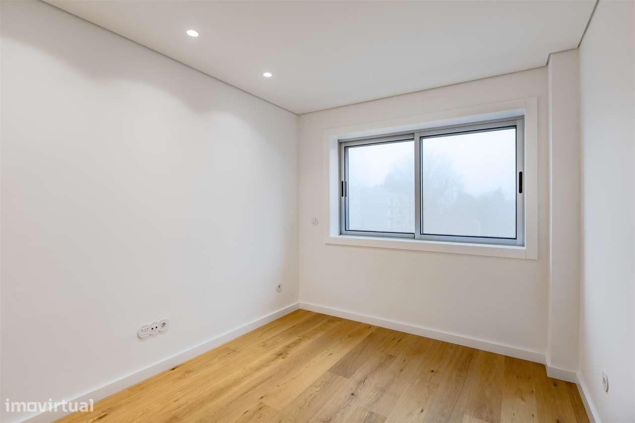 Apartamento T3 Renovado com Varandas na Avenida da Boavista-21