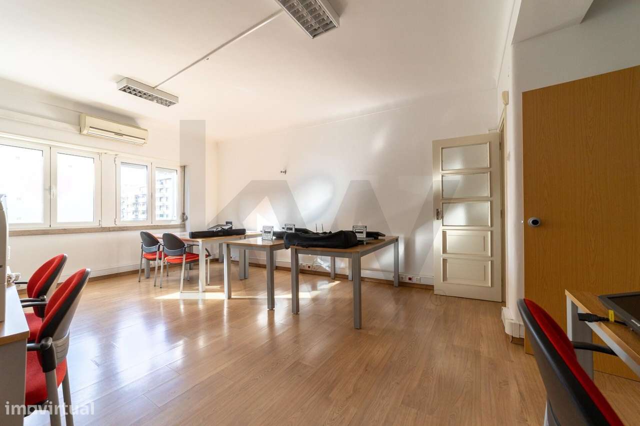 Apartamento T1 na Av. Infante Santo-Lapa - Grande imagem: 3/13