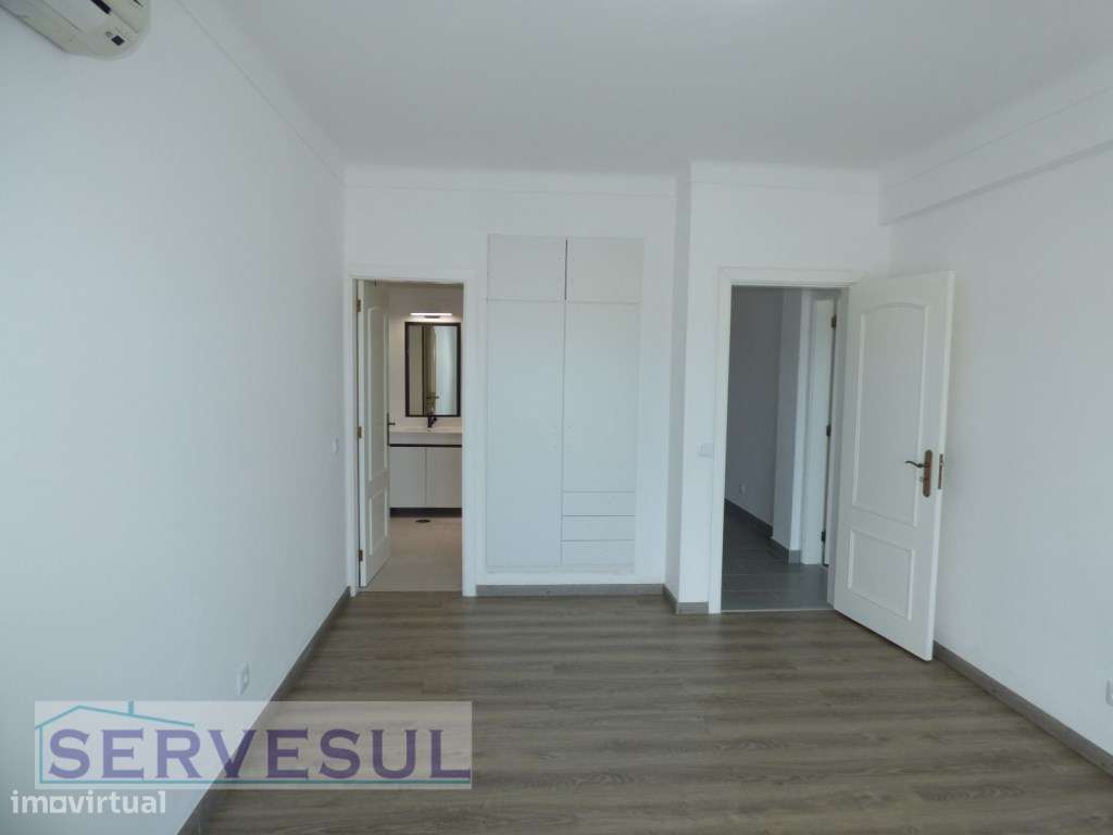 Espaçosa moradia de 2 pisos composta por 4 quartos com piscina e vi...-17