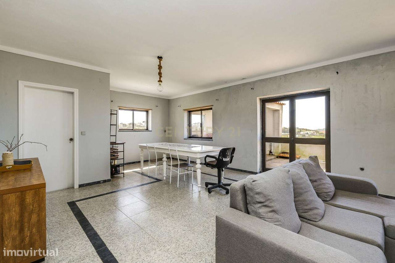 Moradia com Terreno Amplo e Vista Mar na Carvoeira-31