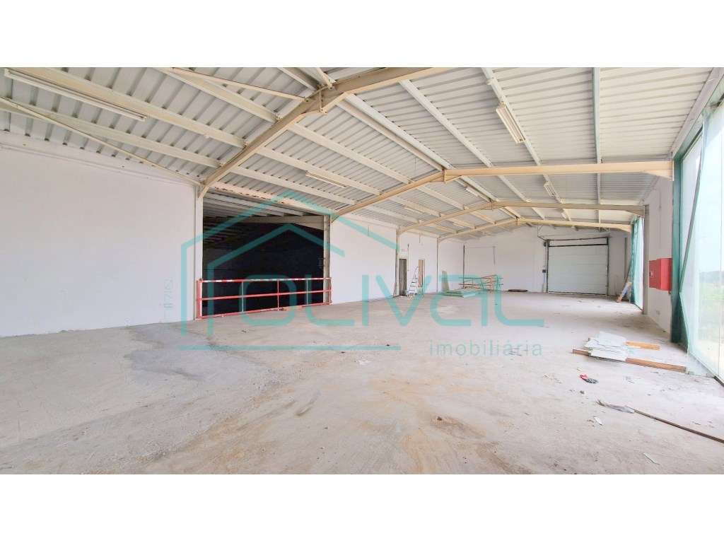 Armazém inserido em zona industrial - Grande imagem: 3/15