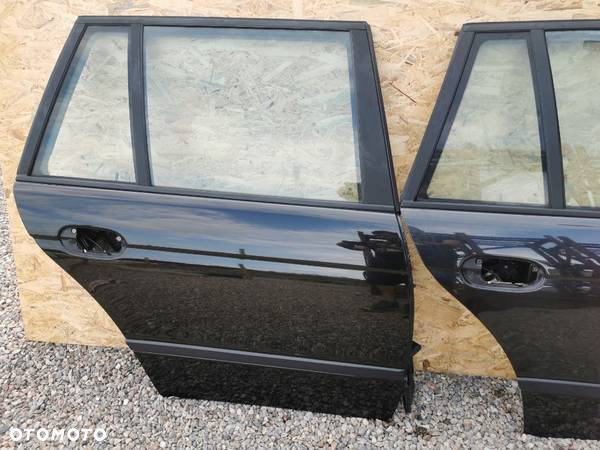 BMW E39 KOMBI,TOURING 2XDRZWI TYŁ PRAWE STRONA PASAŻERA SCHWARZ II NR. 8 266 726 OEM - 3