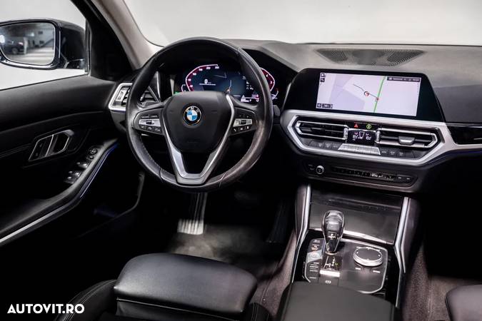 BMW Seria 3 320i AT - 32