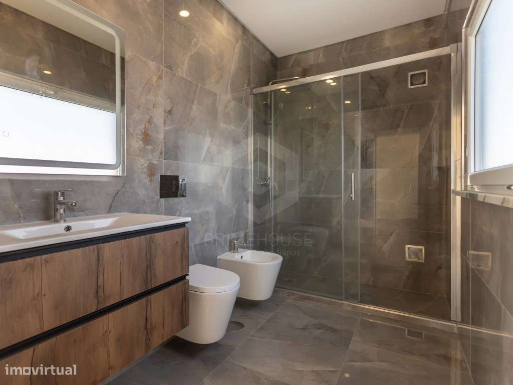 Moradia isolada T5 acabamentos Premium/ piscina e garagem-41