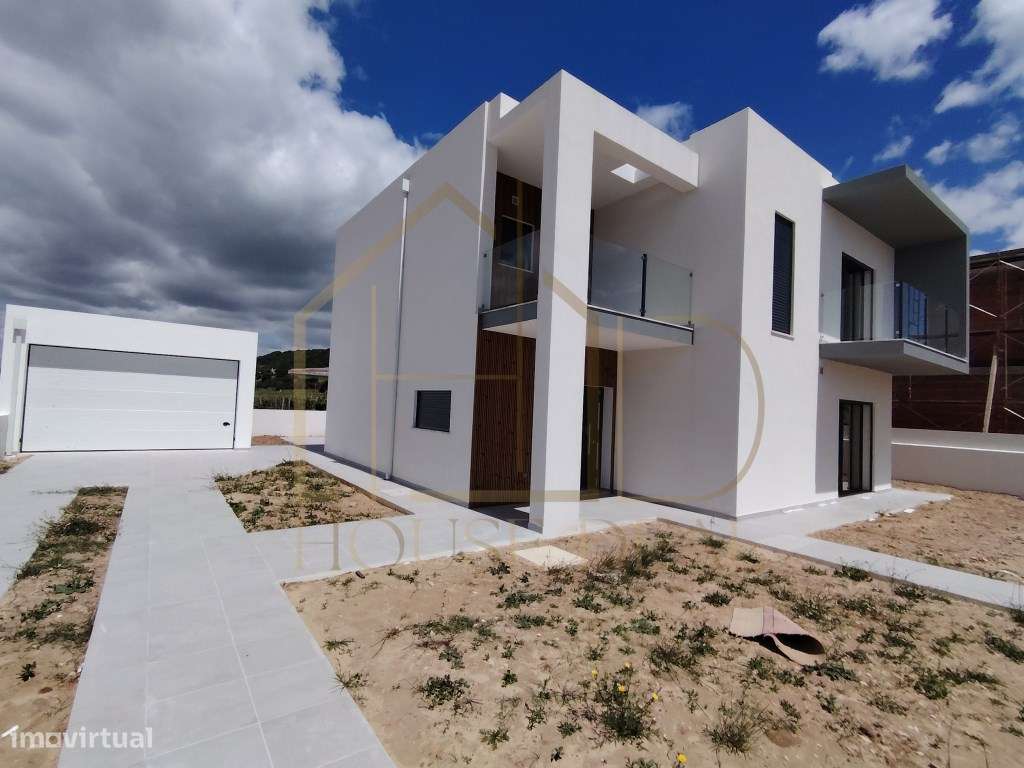 Magnífica Moradia T4 com Garagem e Piscina. Vendas de Azeitão-7