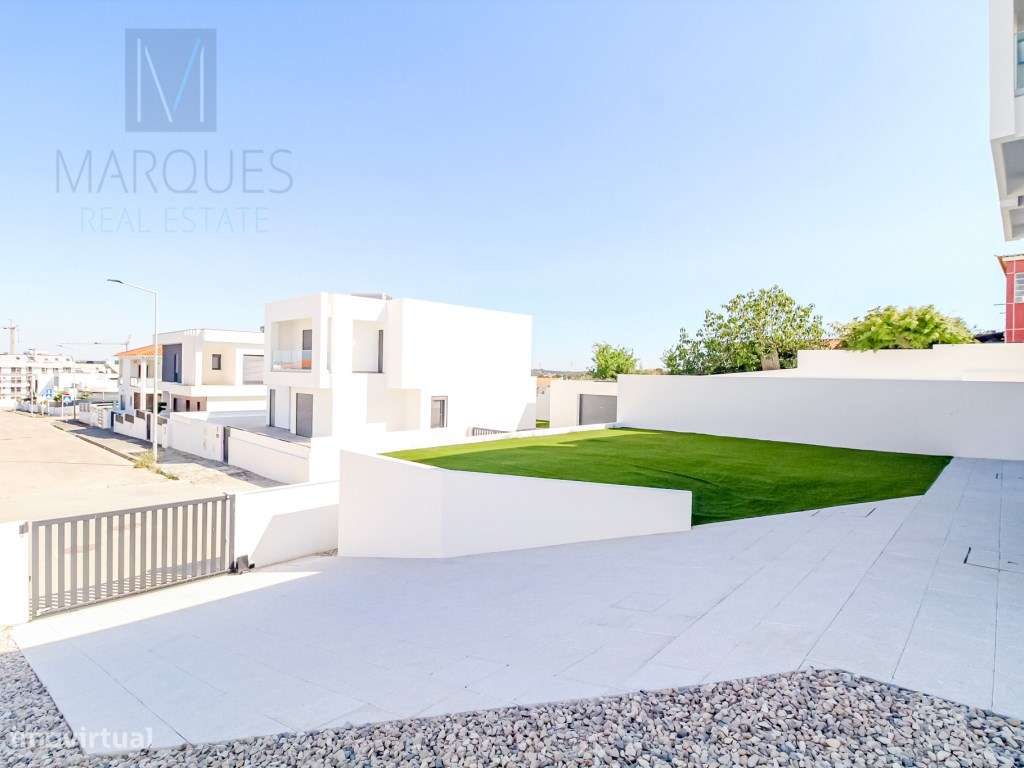 Moradia V4 com Garagem e Logradouro em Vale de Milhaços - Corroios - Grande imagem: 2/40