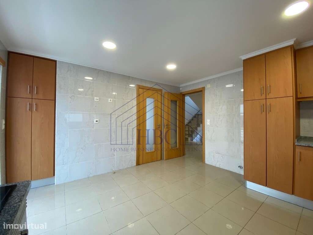 Moradia T5 Moderna e Remodelada no Feijó - Espaço, Conforto e Exclu...-4