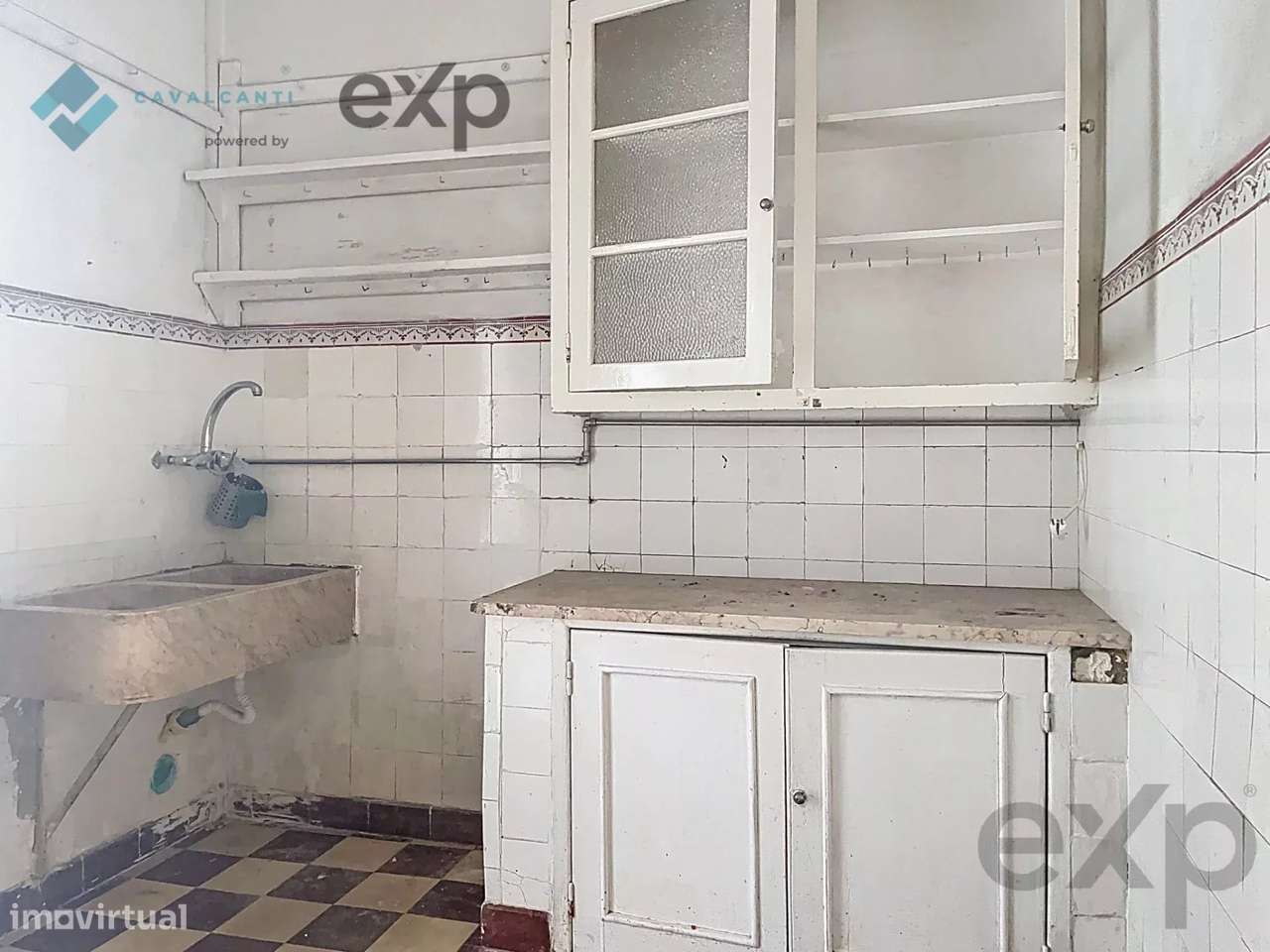 T3 com charme e logradouro Para Remodelar – Lisboa-33