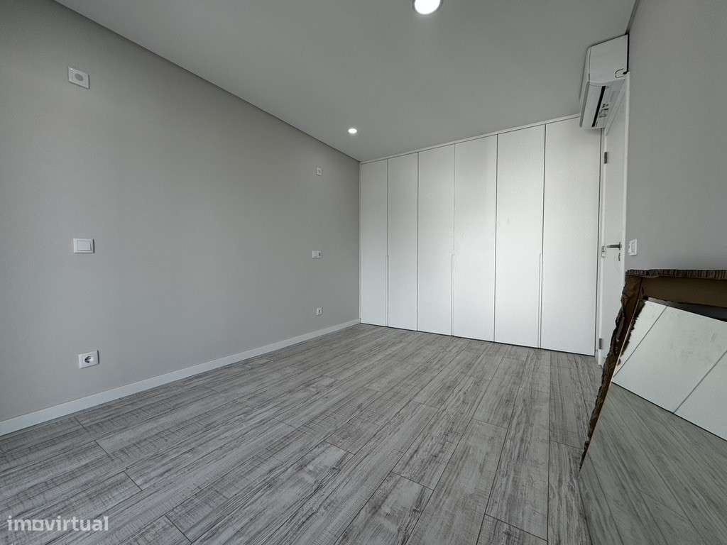 Moradia com 3 Suites, Garagem, Logradouro, Churrasqueira e Piscina-7