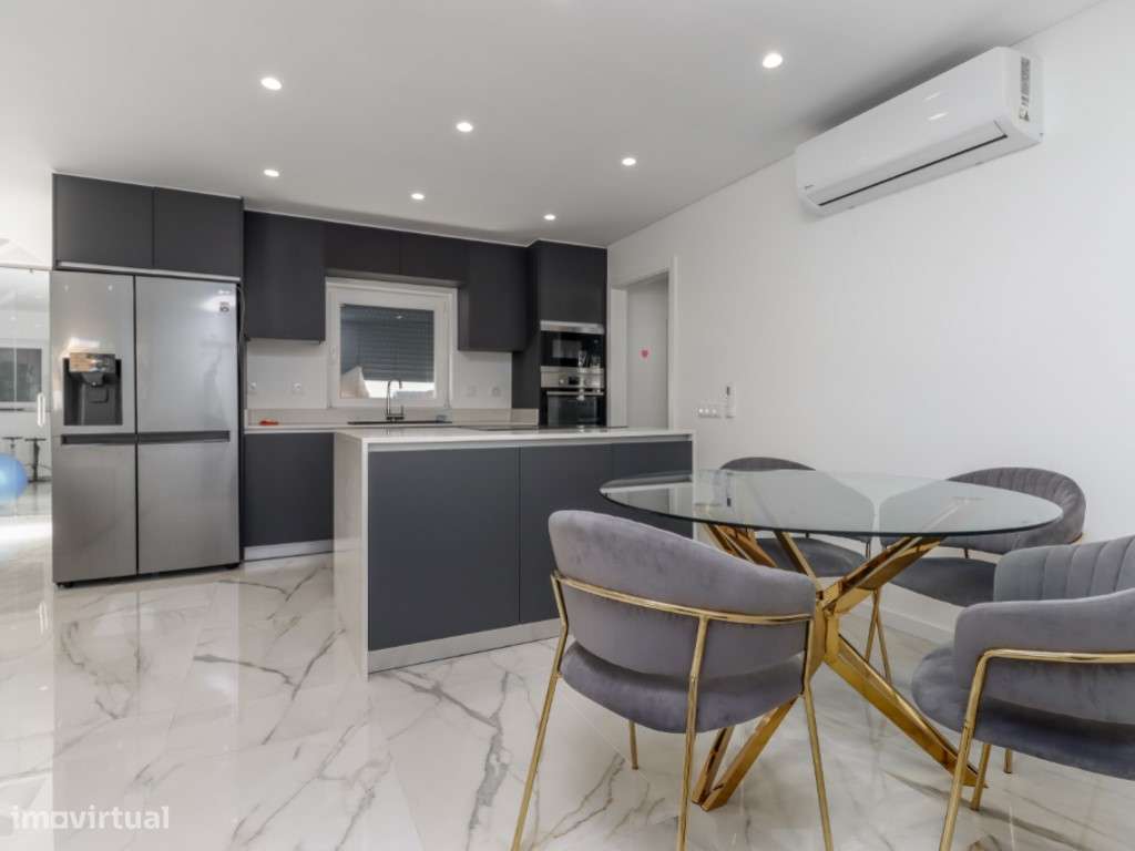 Moradia T4+1 Nova com Piscina Aquecida e Ginásio em Vidro Luxo, Con... - Grande imagem: 3/31
