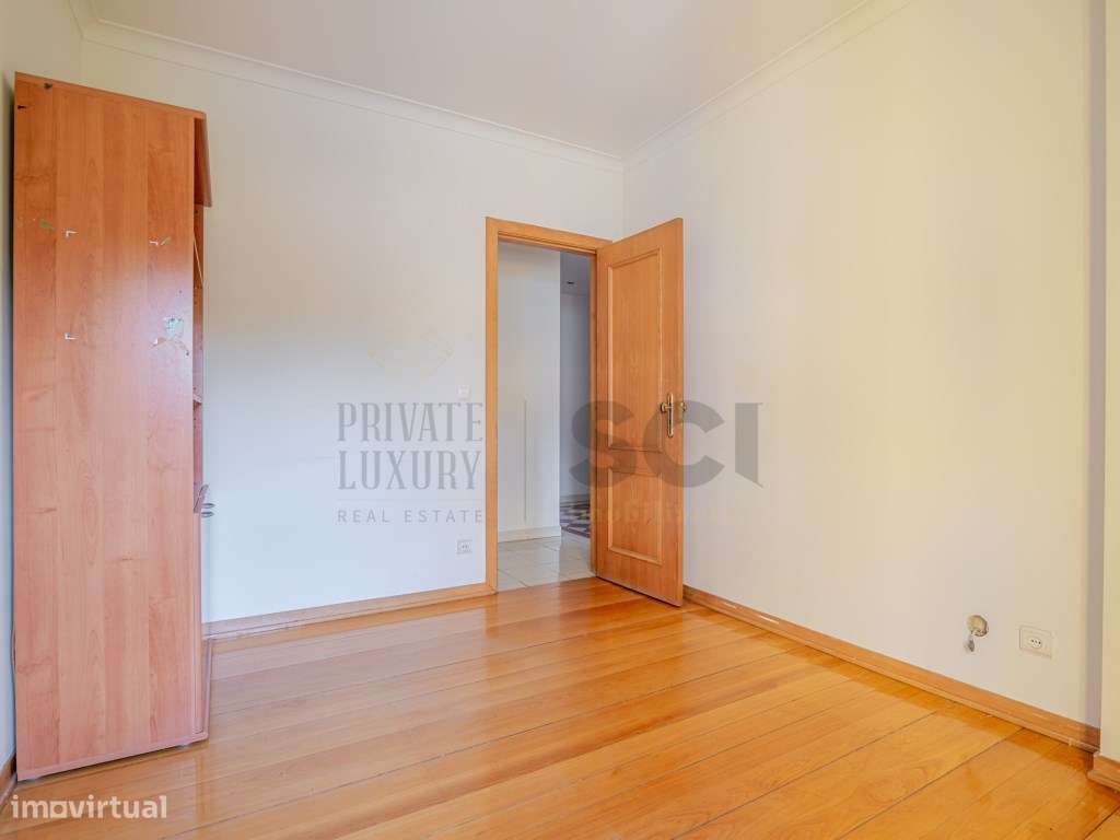 Apartamento T3 Parque da Paz Almada Arrecadação e Varandas-22