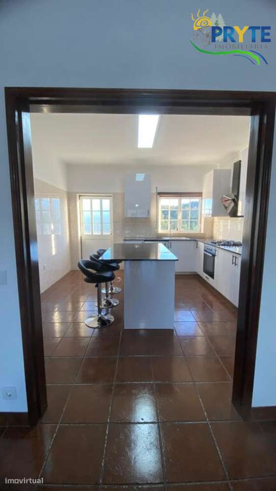 Moradia em Excelentes Condições com Amplo Terreno - Oportunidade Única-36