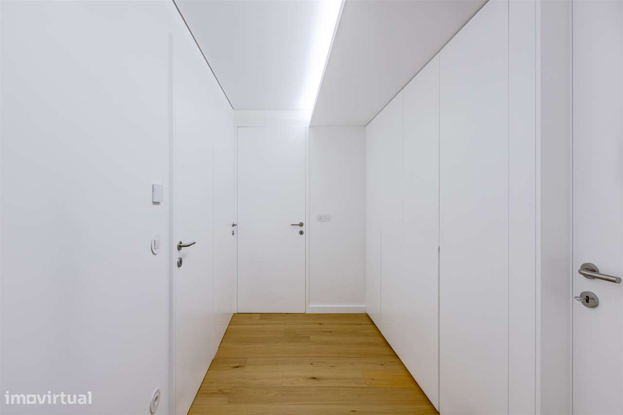 Apartamento T3 Renovado com Varandas na Avenida da Boavista-27