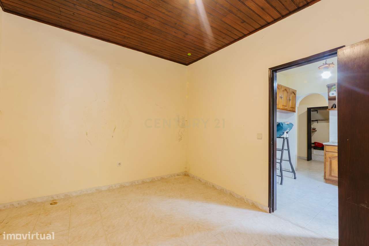 2 moradias para recuperar, com terreno, em Alverca.-10