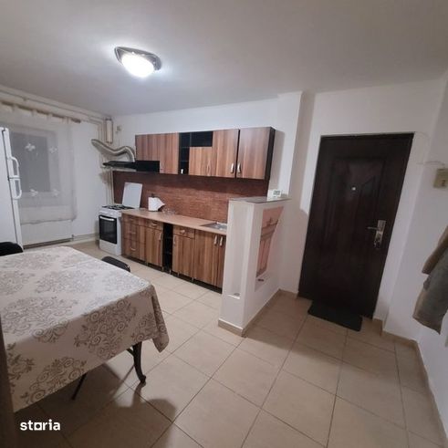 Inchiriez apartament cu 3 camere decomandat zona Gorjului-Moinesti