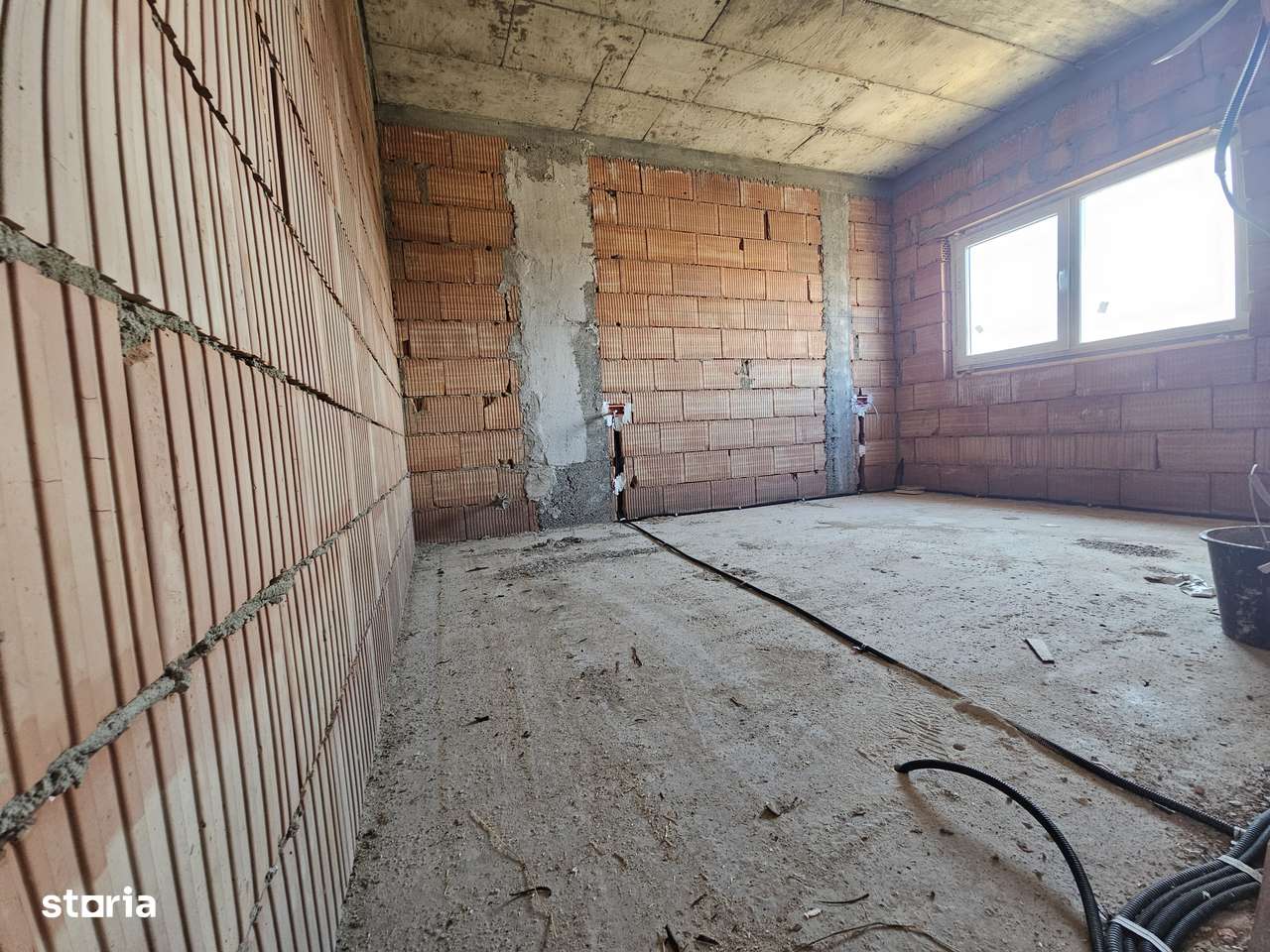 Duplex despartit prin garaj P+E  si la dor 100 ml de drumul principal-10