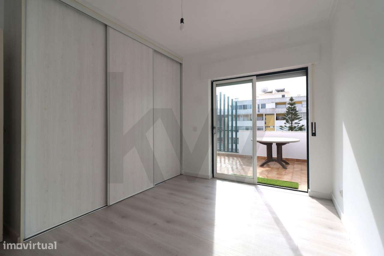 Apartamento T2 exclusivo no último piso do Edifício Royal com terraço-4