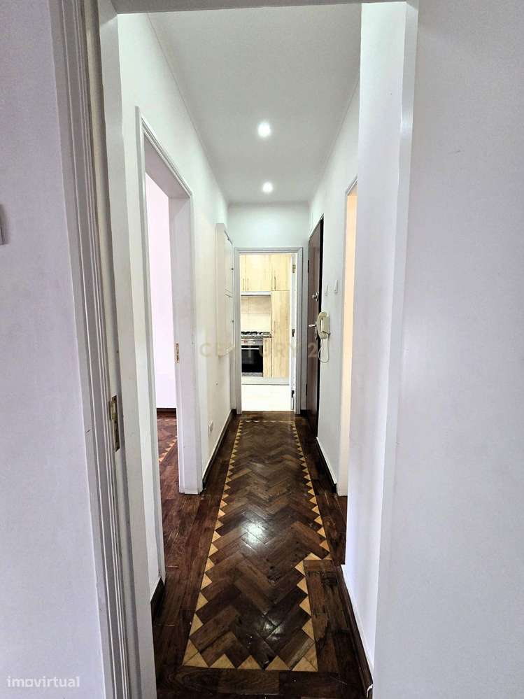 T1 em Linda-a-Velha – Cozinha Remodelada e Excelente Localização - Grande imagem: 2/10