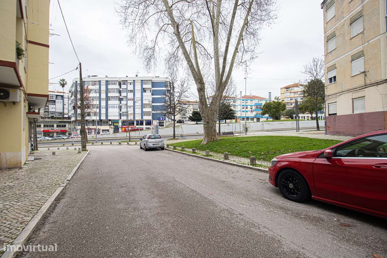 Apartamento T2 com garagem na Amora-16