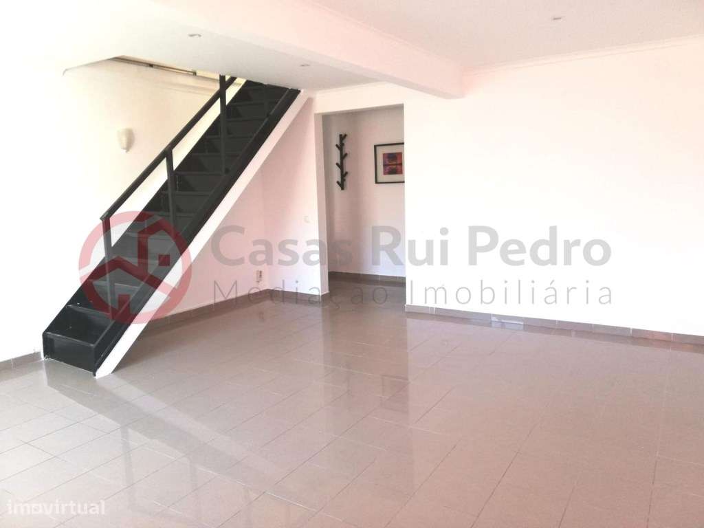 Apartamento T2 dúplex com vista rio, no Beato em Lisboa-23