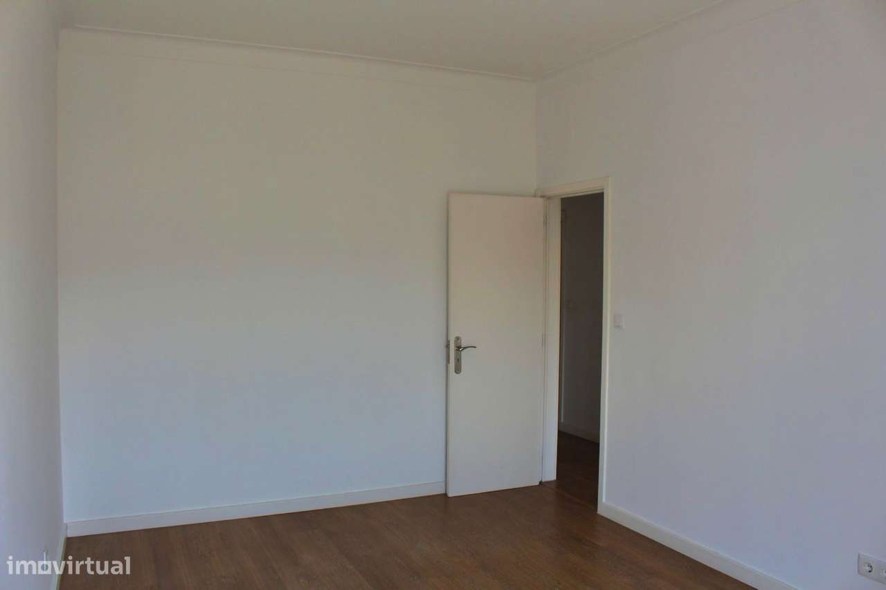 T3 luminoso no centro da cidade – zona calma com elevador - Grande imagem: 3/23