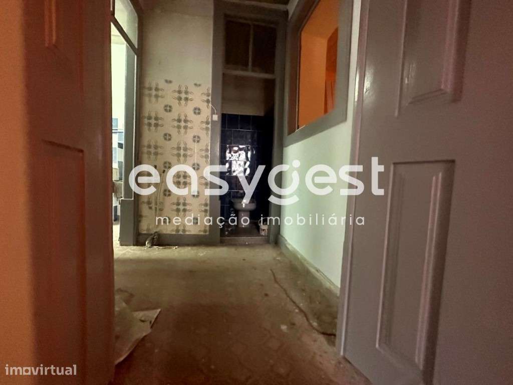 Prédio para remodelar, junto à praça do comércio em Coimbra - Grande imagem: 5/14