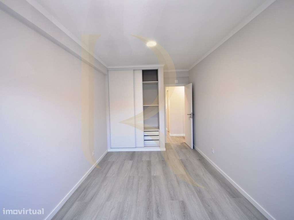 Apartamento T4 remodelado com varanda na Cruz de Pau-11