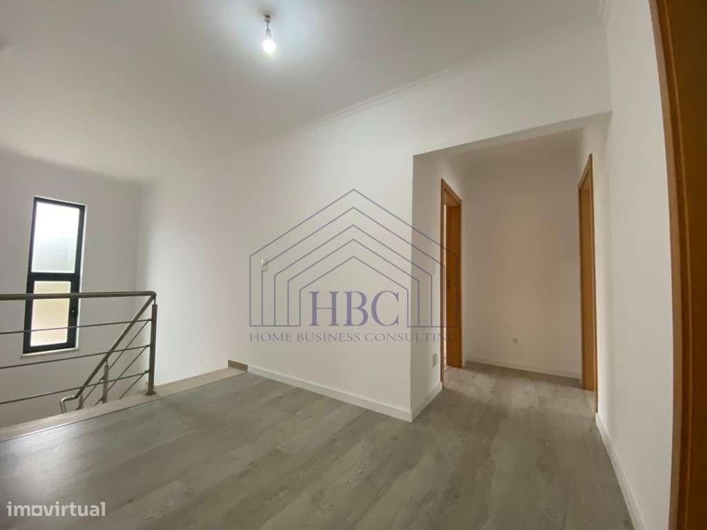 Moradia T5 Moderna e Remodelada no Feijó - Espaço, Conforto e Exclu...-39