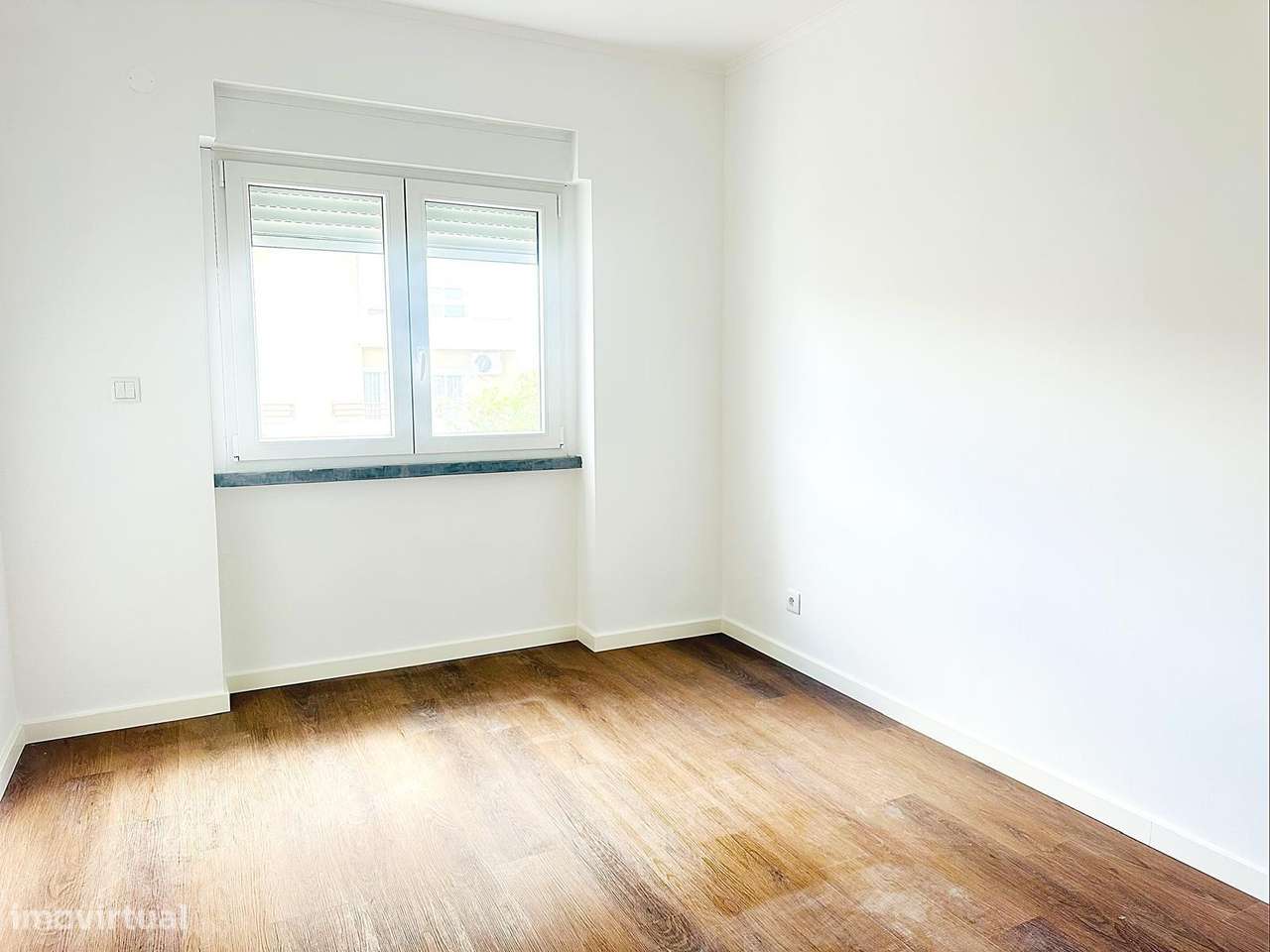 T2 Totalmente Remodelado na Reboleira - Pronto a Habitar!-11