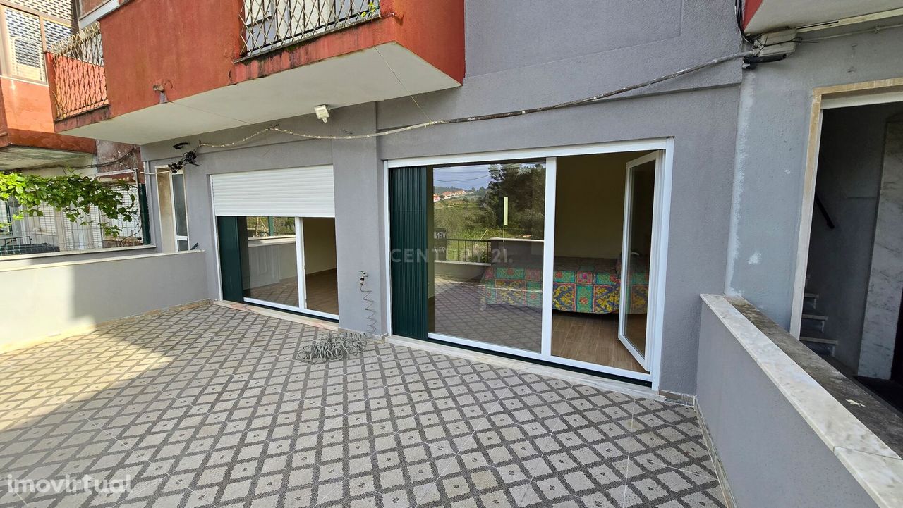 Vende-se Apartamento composto de três assoalhadas  (t2).  e garagem pr