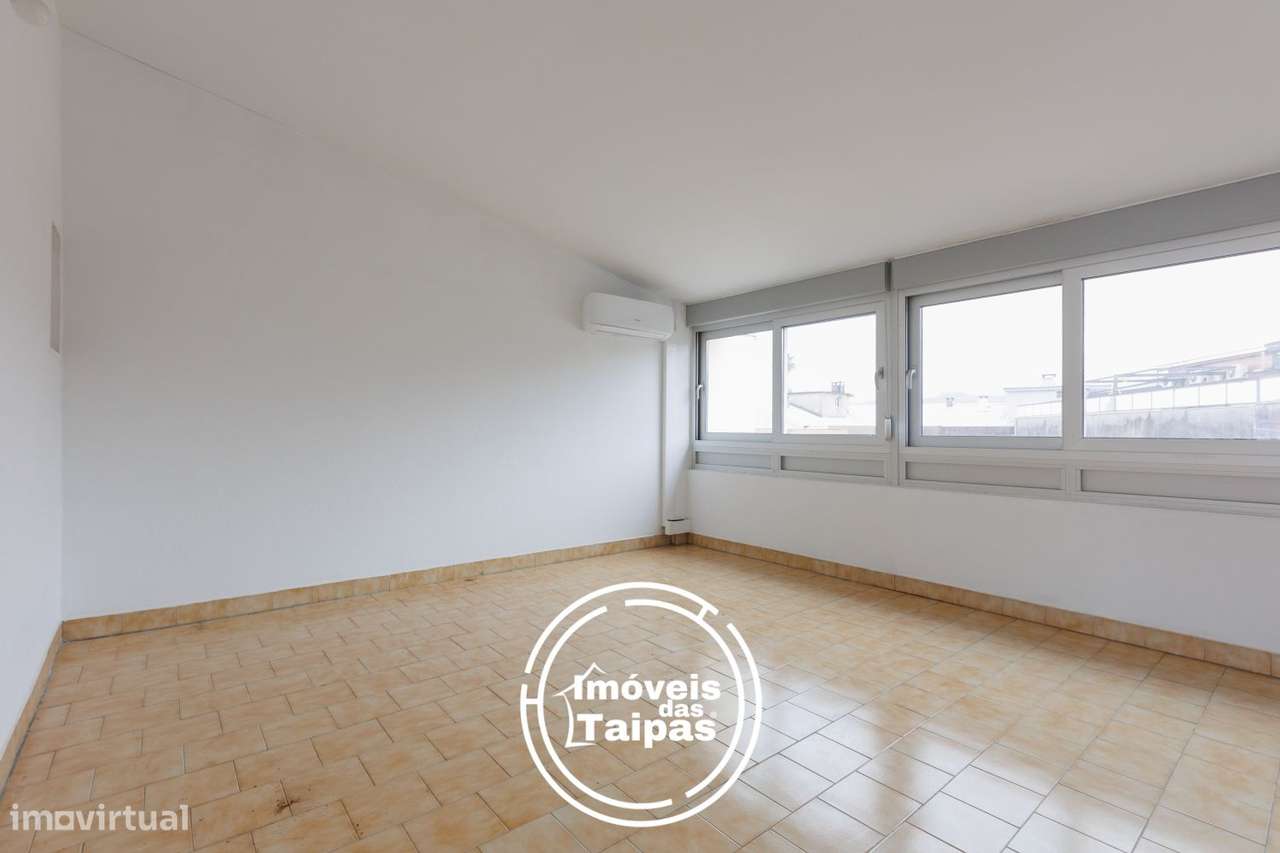 Vende-se Apartamento Duplex Centro das Taipas-3