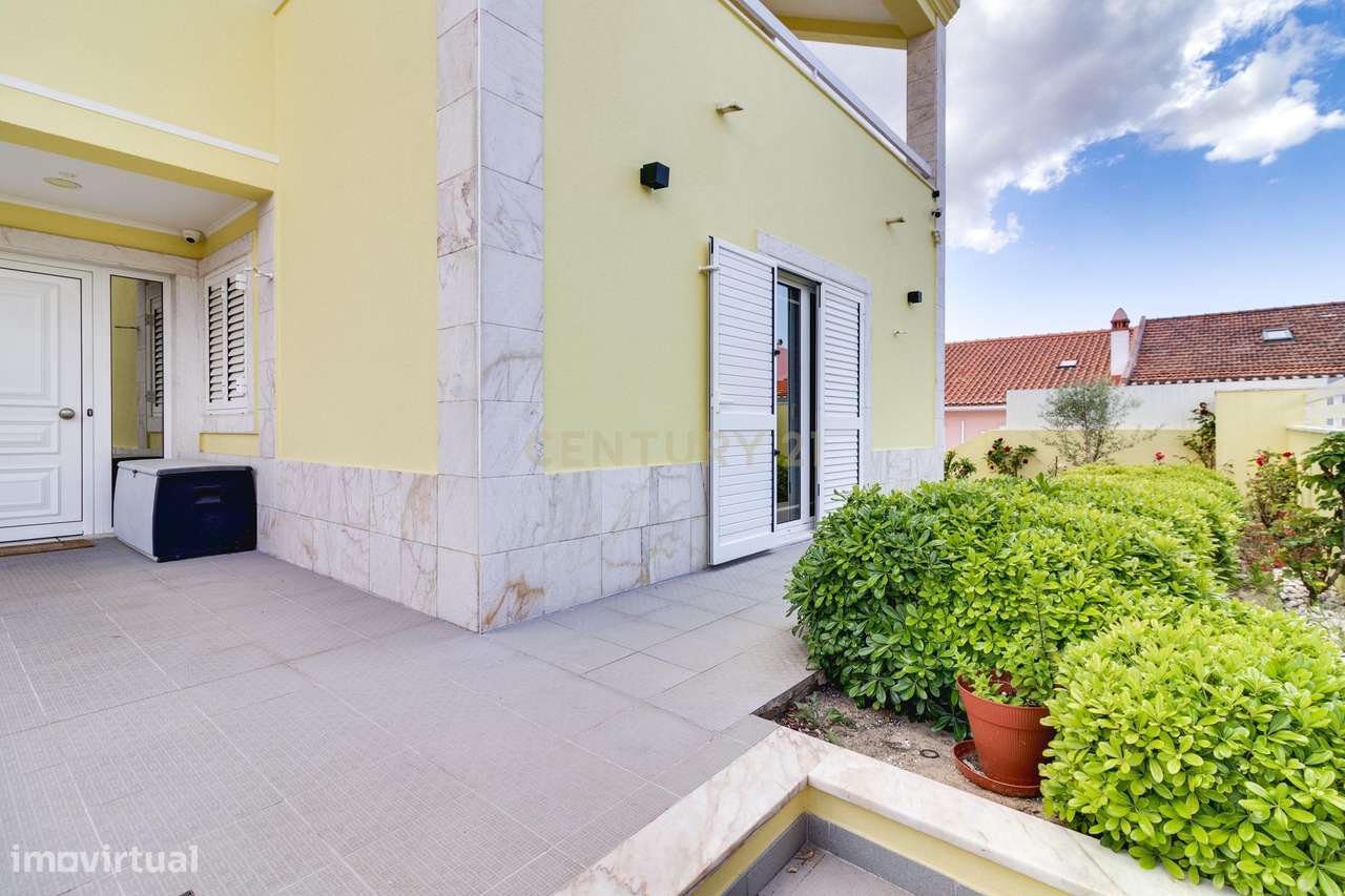 Moradia de Prestígio com 277m² | Garagem | Energia Solar | Feijó, Alma-29