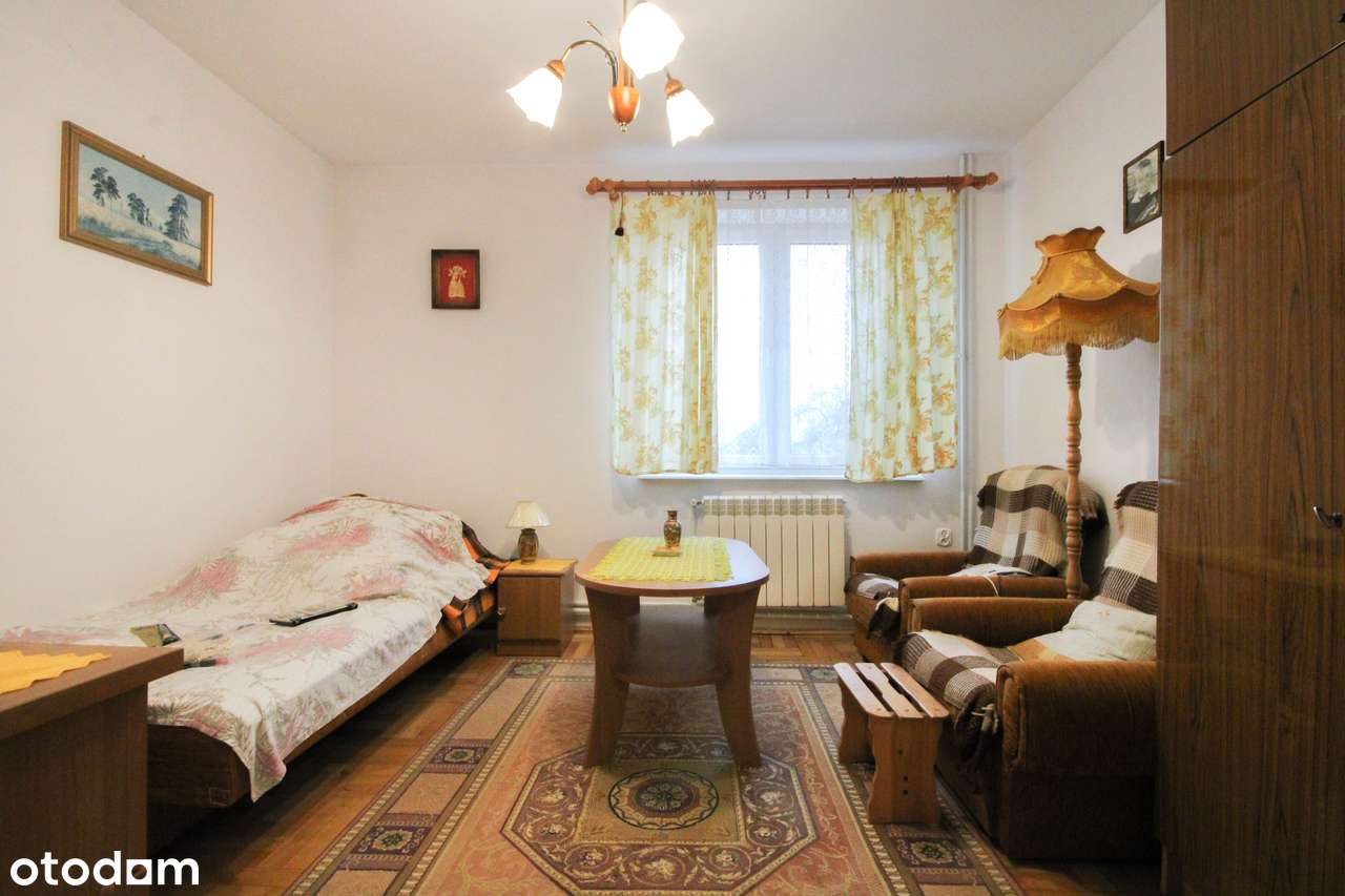 Dom z użytkowym poddaszem w spokojnej okolicy-14