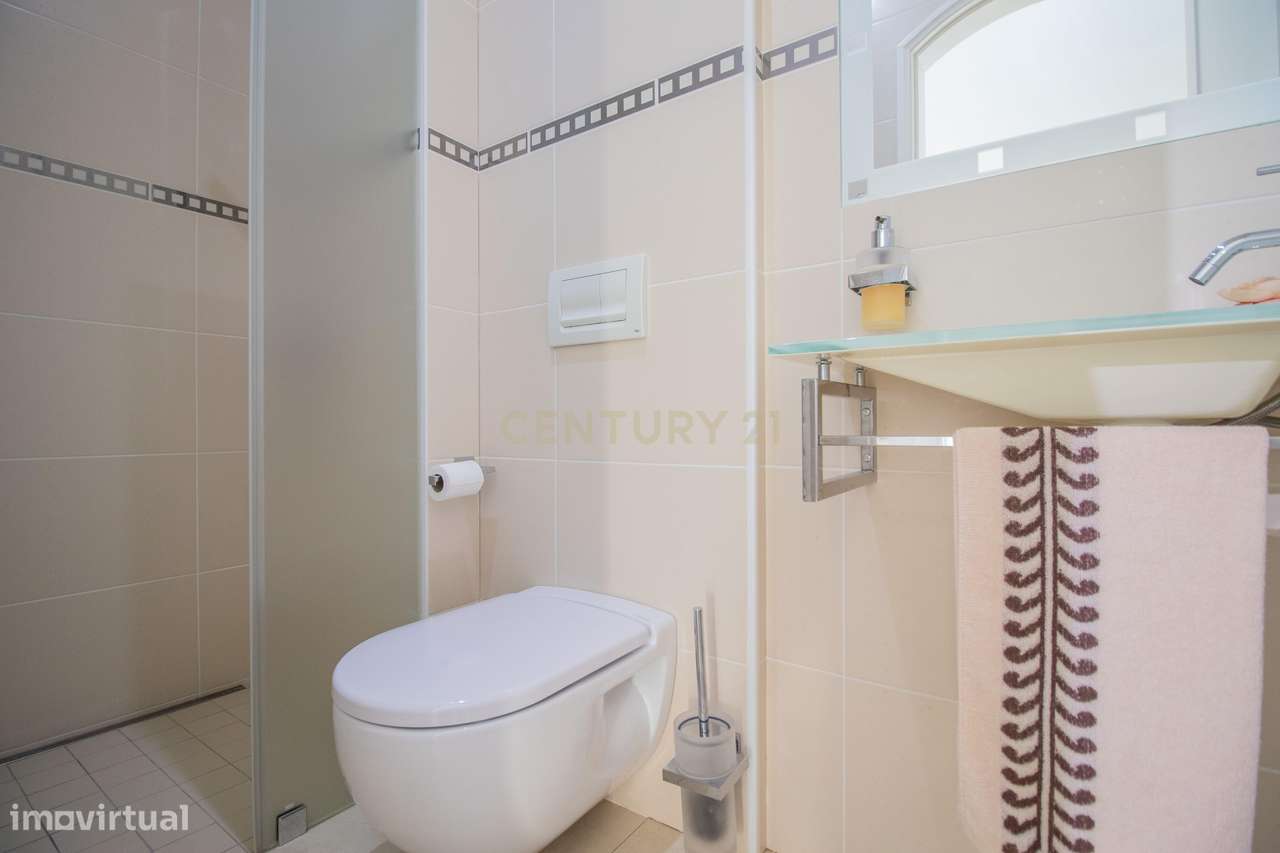 Moradia com piscina, terreno e anexos em Vieira de Leiria e a 2km da p-56