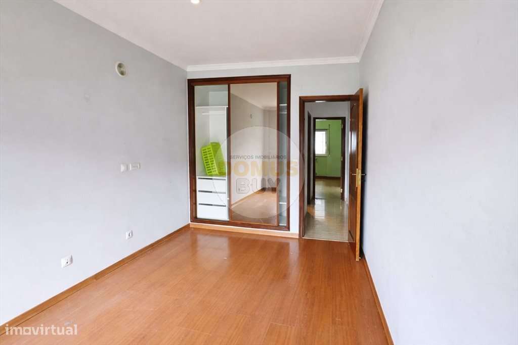 T2 COM TERRAÇO | PRÉDIO DE 2005 - QUINTA DA COURELA, SEIXAL - Grande imagem: 5/8