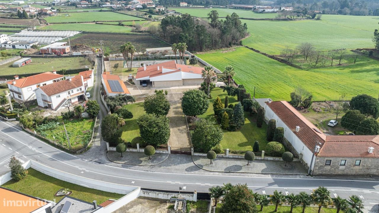 Moradia de luxo com 4 suites, piscina interior e court de ténis - Grande imagem: 1/60