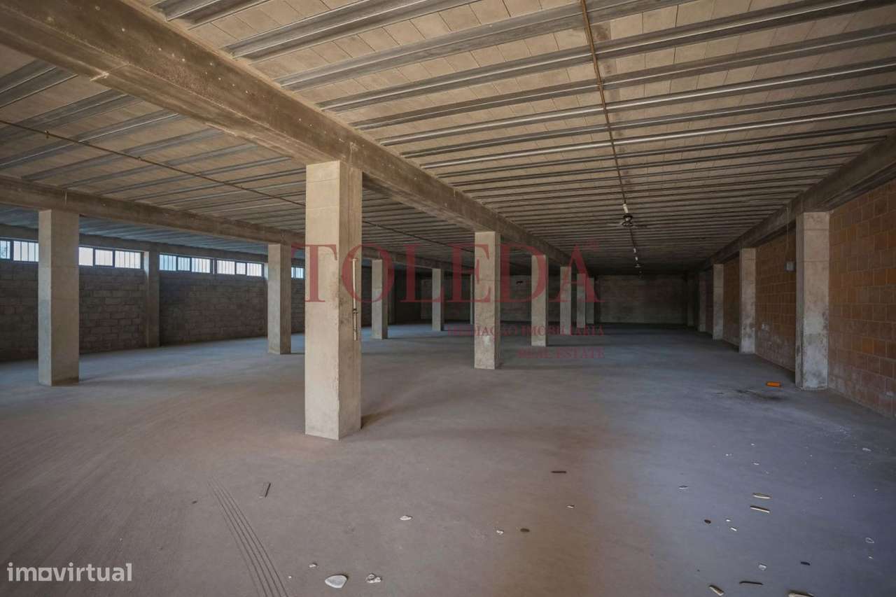 Armazém com 700m2 em zona Industrial-5