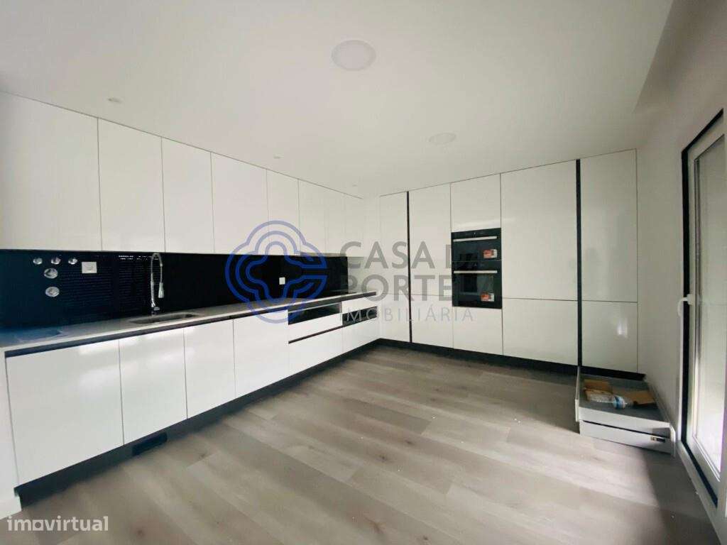 Apartamento T3 em Santa Marta do Pinhal, com bons acessos, elevadores - Grande imagem: 4/16