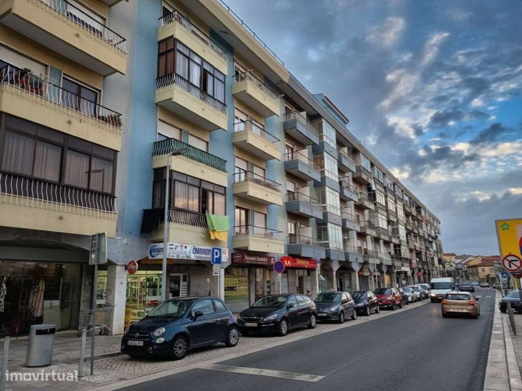 Apartamento T3 Renovado no centro de Camarate, Loures-0