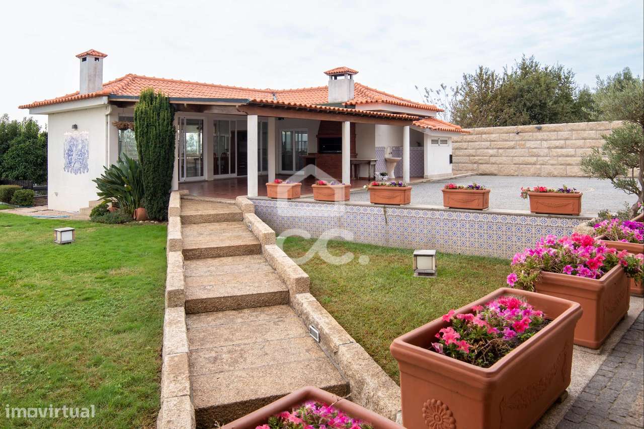 Moradia T6 com piscina e vistas-11