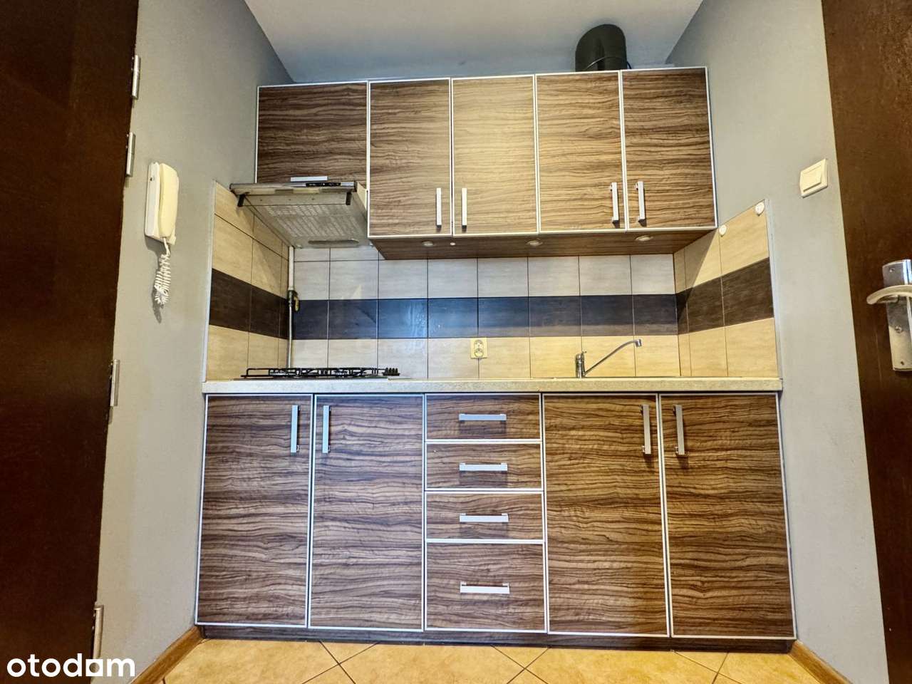 Kawalerka z potencjałem - świetna lokalizacja!-1