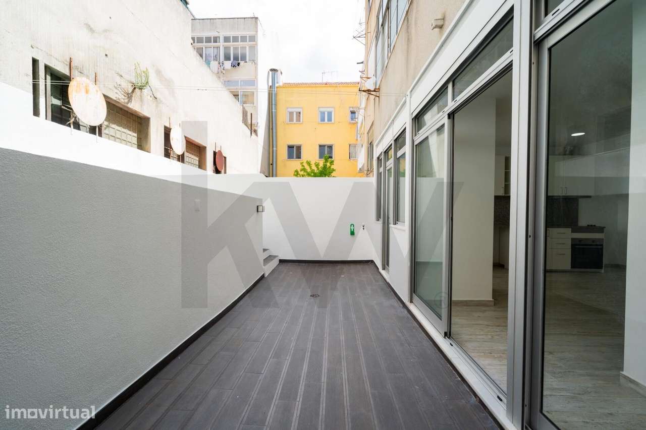 Excelente T1 renovado com Terraço em Algés-10