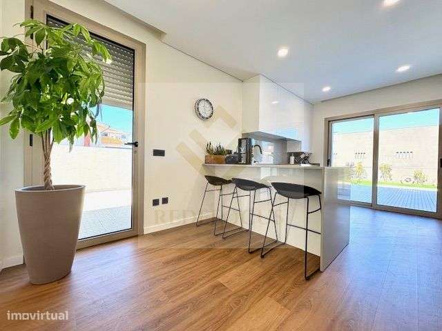Moradia T4 de Luxo com Piscina e Jardim em Esmoriz-17