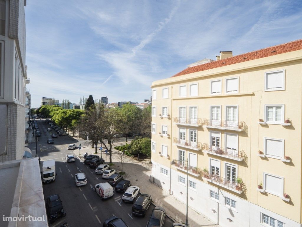 Apartamento T2 remodelado com garagem na Rua Filipa de Vi...