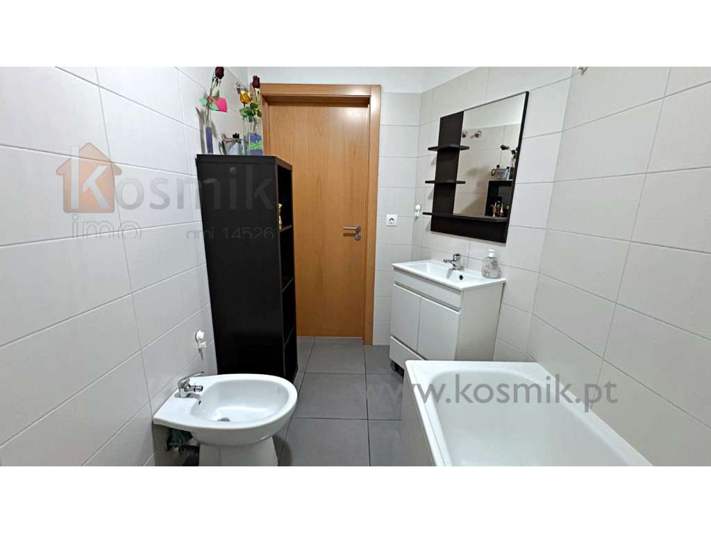 T2 Condomínio fechado . 2xGaragem - Varanda - Vistas - Cozinha equi...-25