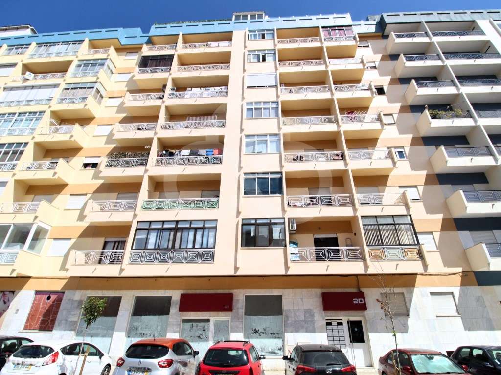 Excelente Espaço Comercial com Terraço Vendido com Rendimento no Ba... - Grande imagem: 1/14