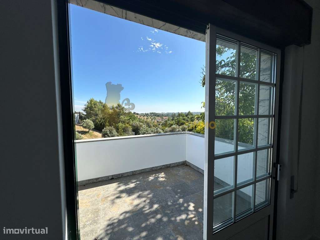Vende-se: Moradia Familiar Espaçosa e Versátil na Madalena, Tomar. - Grande imagem: 5/41