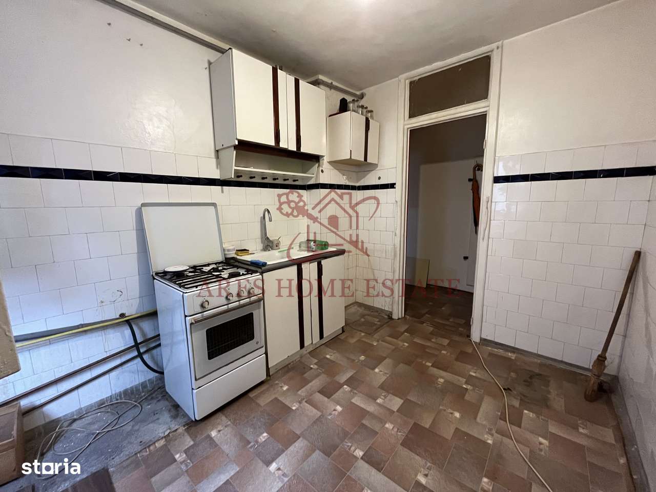 Etaj 1, 3 camere, spatios, 2 băi, centrală proprie – zonă excelentă-12