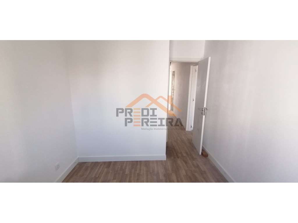 Apartamento T3 totalmente remodelado - Santo António dos Cavaleiros...-9