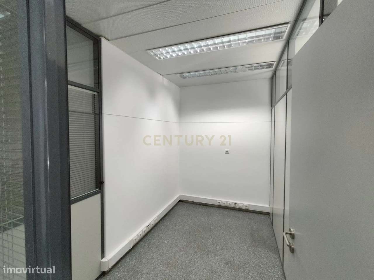 Espaço amplo com duas frentes em Mem Martins - Grande imagem: 5/15